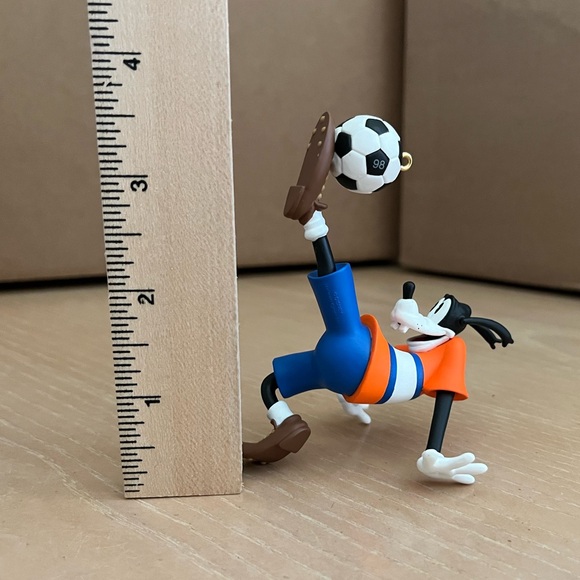 Hallmark Keepsake Ornament - Disney - Goofy Soccer Star - 1998 - Picture 7 of 8